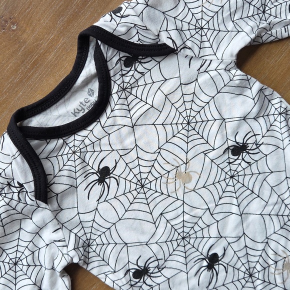 Kyte BABY Spider Web Long Sleeve Bodysuit 6-12m Halloween - Picture 2 of 5